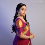 Suma Kanakala Instagram - Happy Monday y’all! ❤️ Styled by @shravyavarma Assisted by @ushacherukuri_ Collaboration with Outfit @sujathagundoju Jewellery @treasureboxoriginals Makeup @madhu_derangula Hair @malla_reddy_hairstylist Photography @swipeupproductions #sumakanakala #suma #anchorsuma #anchorsumakanakala #monday #sumaadda