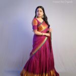 Suma Kanakala Instagram - Happy Monday y’all! ❤️ Styled by @shravyavarma Assisted by @ushacherukuri_ Collaboration with Outfit @sujathagundoju Jewellery @treasureboxoriginals Makeup @madhu_derangula Hair @malla_reddy_hairstylist Photography @swipeupproductions #sumakanakala #suma #anchorsuma #anchorsumakanakala #monday #sumaadda