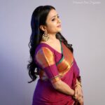Suma Kanakala Instagram - Happy Monday y’all! ❤️ Styled by @shravyavarma Assisted by @ushacherukuri_ Collaboration with Outfit @sujathagundoju Jewellery @treasureboxoriginals Makeup @madhu_derangula Hair @malla_reddy_hairstylist Photography @swipeupproductions #sumakanakala #suma #anchorsuma #anchorsumakanakala #monday #sumaadda