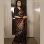 Suma Kanakala Instagram - 🖤 Styled by @shravyavarma Assisted by @ushacherukuri_ Collaboration with Outfit @etniko.in Jewellery @treasureboxoriginals Makeup & Hair @emraanartistry #sumakanakala #suma #anchorsuma #anchorsumakanakala #ootd #saree #throwbackthursday