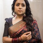 Suma Kanakala Instagram - 🖤 Styled by @shravyavarma Assisted by @ushacherukuri_ Collaboration with Outfit @etniko.in Jewellery @treasureboxoriginals Makeup & Hair @emraanartistry #sumakanakala #suma #anchorsuma #anchorsumakanakala #ootd #saree #throwbackthursday
