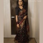 Suma Kanakala Instagram - 🖤 Styled by @shravyavarma Assisted by @ushacherukuri_ Collaboration with Outfit @etniko.in Jewellery @treasureboxoriginals Makeup & Hair @emraanartistry #sumakanakala #suma #anchorsuma #anchorsumakanakala #ootd #saree #throwbackthursday
