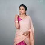 Suma Kanakala Instagram - 🌸 Styled by @shravyavarma Assisted by @ushacherukuri_ Collaboration with Outfit @etniko.in Jewellery @houseofqc Makeup @madhu_derangula Hair @malla_reddy_hairstylist Photography @swipeupproductions #sumakanakala #suma #anchorsuma #ootd #throwback #friyay #sumaadda