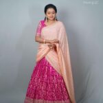 Suma Kanakala Instagram - 🌸 Styled by @shravyavarma Assisted by @ushacherukuri_ Collaboration with Outfit @etniko.in Jewellery @houseofqc Makeup @madhu_derangula Hair @malla_reddy_hairstylist Photography @swipeupproductions #sumakanakala #suma #anchorsuma #ootd #throwback #friyay #sumaadda