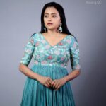 Suma Kanakala Instagram - 🦋 Styled by @shravyavarma Assisted by @ushacherukuri_ Collaboration with Outfit @labelswethareddy Jewellery @houseofqc Makeup @madhu_derangula Hair @malla_reddy_hairstylist Photography @swipeupproductions #sumakanakala #suma #anchorsuma #anchorsumakanakala #ootd #throwback #saturday