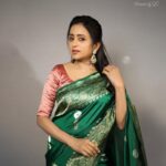 Suma Kanakala Instagram - శ్రీ రామ నవమి శుభాకాంక్షలు 🙏 Styled by @shravyavarma Assisted by @ushacherukuri_ Collaboration with Outfit @omanas_clothing Jewellery @houseofqc Makeup @madhu_derangula Hair @malla_reddy_hairstylist Photography @swipeupproductions #sumakanakala #suma #anchorsumakanakala #saree #festive