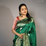 Suma Kanakala Instagram - శ్రీ రామ నవమి శుభాకాంక్షలు 🙏 Styled by @shravyavarma Assisted by @ushacherukuri_ Collaboration with Outfit @omanas_clothing Jewellery @houseofqc Makeup @madhu_derangula Hair @malla_reddy_hairstylist Photography @swipeupproductions #sumakanakala #suma #anchorsumakanakala #saree #festive