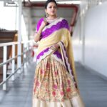 Suma Kanakala Instagram - 💜 Styled by @shravyavarma Assisted by @ushacherukuri_ Collaboration with Outfit @nida_hyd Jewellery @bcos_its_silver Makeup @madhu_derangula Hair @malla_reddy_hairstylist Photography @swipeupproductions #sumakanakala #suma #anchorsuma #anchorsumakanakala #sumaadda