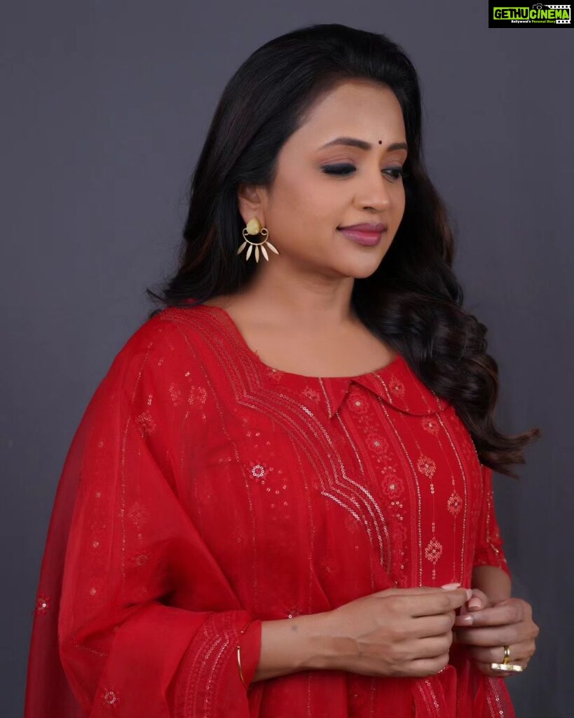 Suma Kanakala Instagram - Chase your dreams with passion and determination ❤️ Styled by @stylebyannapurna Collaboration with Outfit @maramsclothing_official Jewellery @thetrinkaholic Makeup & Nails @emraanartistry Hair @koduruamarnath Photography @valmikiramuphotography #sumakanakala #suma #anchorsuma #anchorsumakanakala #tuesday