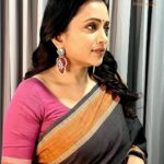 Suma Kanakala Instagram - 🌺 Styled by @shravyavarma Assisted by @ushacherukuri_ Collaboration with Outfit @omanas_clothing Jewellery @houseofqc Makeup @madhu_derangula Hair @malla_reddy_hairstylist #sumakanakala #anchorsuma #suma #anchorsumakanakala #ootd #sareelove