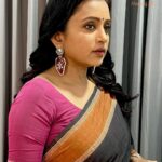 Suma Kanakala Instagram - 🌺 Styled by @shravyavarma Assisted by @ushacherukuri_ Collaboration with Outfit @omanas_clothing Jewellery @houseofqc Makeup @madhu_derangula Hair @malla_reddy_hairstylist #sumakanakala #anchorsuma #suma #anchorsumakanakala #ootd #sareelove