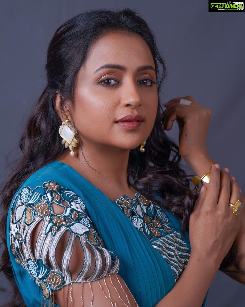 Suma Kanakala Instagram - You have the power to write your own story; make it a best seller. Styled by @stylebyannapurna Collaboration with Outfit @tejaswinireddy_couture Ear hangings @houseofqc Bracelet & Rings @thetrinkaholic Makeup @emraanartistry Hair @koduruamarnath Photography @valmikiramuphotography #sumakanakala #suma #anchorsuma #anchorsumakanakala #sunday #sundayvibes