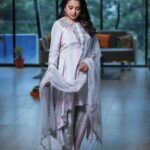 Suma Kanakala Instagram - 🤍 Styled by @stylebyannapurna Collaboration with Outfit @anushareddy.couture Jewellery @thetrinkaholic Makeup @emraanartistry Photography @stories_by_challachandu #sumakanakala #suma #anchorsuma #saturday #anchorsumakanakala