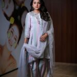Suma Kanakala Instagram - 🤍 Styled by @stylebyannapurna Collaboration with Outfit @anushareddy.couture Jewellery @thetrinkaholic Makeup @emraanartistry Photography @stories_by_challachandu #sumakanakala #suma #anchorsuma #saturday #anchorsumakanakala