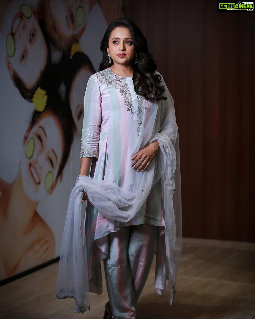 Suma Kanakala Instagram - 🤍 Styled by @stylebyannapurna Collaboration with Outfit @anushareddy.couture Jewellery @thetrinkaholic Makeup @emraanartistry Photography @stories_by_challachandu #sumakanakala #suma #anchorsuma #saturday #anchorsumakanakala