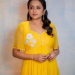 Suma Kanakala Instagram - Be the sunshine ☀️ Styled by @stylebyannapurna Collaboration with Outfit @prashantikumarlabel Jewellery @shopriyaaofficial Makeup & Nails @emraanartistry Hair @chinnisrinu_stylist Photography @they_call_me_keshu #sumakanakala #suma #anchorsuma #anchorsumakanakala #tuesday #tuesdaymotivation