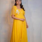 Suma Kanakala Instagram - Be the sunshine ☀️ Styled by @stylebyannapurna Collaboration with Outfit @prashantikumarlabel Jewellery @shopriyaaofficial Makeup & Nails @emraanartistry Hair @chinnisrinu_stylist Photography @they_call_me_keshu #sumakanakala #suma #anchorsuma #anchorsumakanakala #tuesday #tuesdaymotivation