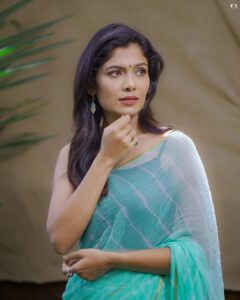 Suruchi Adarkar Instagram - 🤍🤍
#happyvibes
#gratitude
.
.
.
.
.
.
.Makeup @visagemakeover
Hair @balikatandale.makeupartist 
Saree by @saudamini_handloom
Photography @rvphotography78
Location @hotel_chul_angan
Managed by @wechitramedia @n.i.d.s_
#love #SuruchiAdarkar #Photoshoot #Simplicity #Saree #SareeLove #Blessed