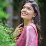 Suruchi Adarkar Instagram - छू के फानूस गुजरती है सबा जब घर से तेरी आवाज़ के छींटे से छिड़क जाते हैं गुदगुदाने से तू ऐसे ही हँसा करती है।🌷✨ #happyvibes #gratitude . . . . . . . Makeup @visagemakeover Hair @balikatandale.makeupartist Saree by @lavanyaoxidisedandhandloom Photography @rvphotography78 Location @hotel_chul_angan Managed by @wechitramedia @n.i.d.s_ #happyme #blessed #SuruchiAdarkar