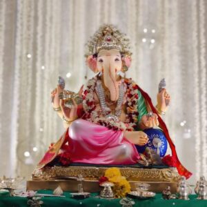 Suruchi Adarkar Instagram - When friends as family unite.. Posting love 💕🧿🌺🩷✨
#happyvibes
#gratitude
#bappa #friends #faith #love #happines #SuruchiAdarkar