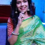Suruchi Adarkar Instagram - ‘बाई पण भारी देवा’ या आगामी चित्रपटाच्या निमित्ताने अभिनेत्री सुरूची अडारकर आली आहे ‘मी होणार सुपरस्टार-छोटे उस्ताद २’च्या मंचावर.... ‘मी होणार सुपरस्टार-छोटे उस्ताद २’ ।। आषाढी एकादशी विशेष ।। शनि-रवि रा. ९:०० वा. Star प्रवाह वर... #MiHonarSuperstar #ChhoteUstad2 #StarPravah @sachin.pilgaonkar @adarshshinde @vaishalisamant @thessarapalekar @parashuramivaidehi @raviraaj_music @vishwajeeetjoshi @avinashchandrachud @avinashvishwajeet