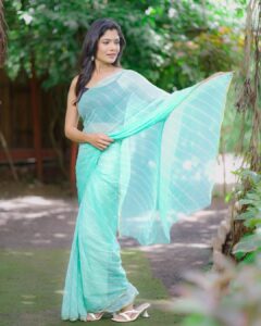 Suruchi Adarkar Instagram - ख़यालों का शहर, तू जाने तेरे होने से ही आबाद है
हवाएँ हक़ में वो ही हैं आते-जाते जो तेरा नाम लें!!💙🧿🫶🏼🌸
#happyvibes
#gratitude
.
.
 Makeup @visagemakeover
Hair @balikatandale.makeupartist 
Saree by @saudamini_handloom
Photography @rvphotography78
Location @hotel_chul_angan
Managed by @wechitramedia @n.i.d.s_
#SuruchiAdarkar #Photoshoot #Simplicity #Saree #SareeLove #Blessed