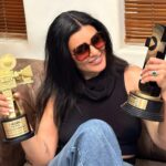 Sushmita Sen Instagram - What a wonderful beginning to #birthdaymonth 😁👊🤗❤️💃🏻 Thank you @talentrackofficial for appreciating #taali love the #award 🙏 Congratulations #teamtaali this makes it two awards back to back!!!😀🥳💃🏻 #blessed There could’ve been no one better than you @viacom18 to receive this honour on my behalf…one of the best teams I’ve had the pleasure to work with!!! 🤗❤️👊 Thank you for #Taali 😊💃🏻 I love you guys!!! #happiness #gratitude #duggadugga 🥰🙏💃🏻 #ottstaroftheyearaward #taali @ravijadhavofficial @shreegaurisawant #teamtaali ❤️👏