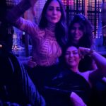 Sushmita Sen Instagram - Congratulations to my friend @ritik_bhasin & his partners at the launch of yet another rocking place #TheRibbinRoom 🤗❤️ What a fun evening & fabulous hospitality!! Loved catching up with cool people & old friends!! Thank you all for an amazing evening!!!😁💃🏻❤️🎶 #sharing #moments #friends #weekendvibes #happiness @atulmongia @ritik_bhasin @priyankakhimani @kimsharmaofficial @anushasdandekar @mushtaqshiekh I love you guys!!! #duggadugga 😁😍💋
