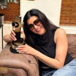 Sushmita Sen Instagram - What a wonderful beginning to #birthdaymonth 😁👊🤗❤️💃🏻 Thank you @talentrackofficial for appreciating #taali love the #award 🙏 Congratulations #teamtaali this makes it two awards back to back!!!😀🥳💃🏻 #blessed There could’ve been no one better than you @viacom18 to receive this honour on my behalf…one of the best teams I’ve had the pleasure to work with!!! 🤗❤️👊 Thank you for #Taali 😊💃🏻 I love you guys!!! #happiness #gratitude #duggadugga 🥰🙏💃🏻 #ottstaroftheyearaward #taali @ravijadhavofficial @shreegaurisawant #teamtaali ❤️👏