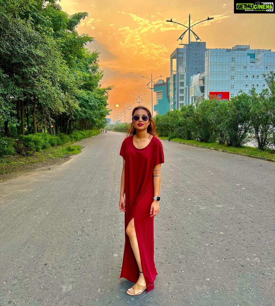 Swastika Dutta Instagram - Opacoraphile,sunset lovers 🫶🏻🌅🧿 #nevergotoolongwithoutwatchingasunset❣️ #sunsetsgram #instagramupload #clicked #photography #casuallook #sunsetlook☀️