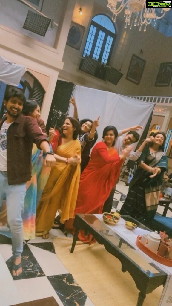 Swastika Dutta Instagram - আমাদের এলোমেলো বন্ধুত্ব 💛 #fromthesets #thatswhaticallateam #bonding🧿 #tomarkholahaowa #gonnamissit🥲🙂🥰 #tollywoood #instareels #bengalisong #instamusic @tathagata_mukherjee @debanjan_here @srabantibanerjee1000 @zackyforu our DOP,after several takes!! 😡