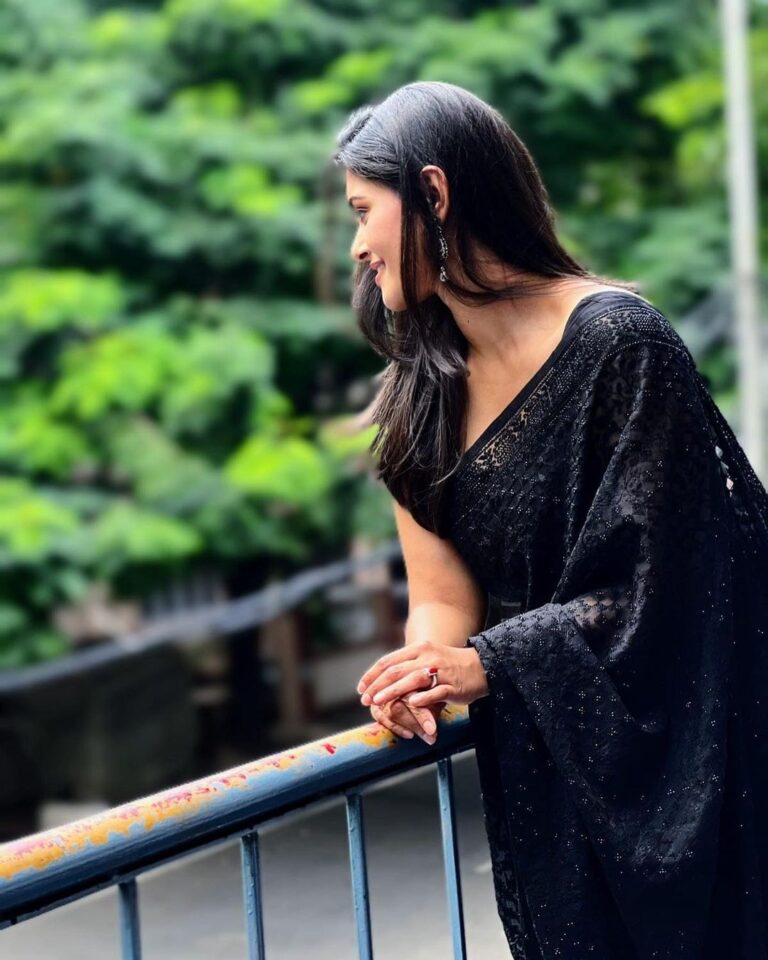 Swathishta Krishnan Instagram - Black or white ? 😉 . . . . #sareesforever