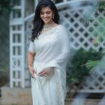Swathishta Krishnan Instagram - Black or white ? 😉 . . . . #sareesforever
