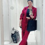 Sweety Chhabra Instagram - Happy Saturday dosto ❤️shopping mood 😀 but itne kapde jo bhar liye hai Mene bag mai, ab inka trial karne ka Mann Nhi ho raha hai 😜 Waise Bhi try karne ke baad billing counter tak 1 or 2 dress hi bachegi 😂 KyA aap log Bhi aise harkat karte ho🤣 #enjoying #shopping