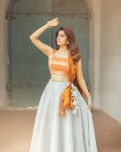 Tanya Ravichandran Instagram - Simplicity is the key note of all true elegance 😇

Stylist:  @ratikhavenugopal 
Garments @flauntbyratikha 
Blouse @myurabyanithaprabhu 
Cam @iamvigneshjayakumar
Hair @prabhakaran486