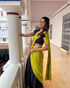 Tanya Ravichandran Instagram - Reigning my love for the timeless classic 💚🥻