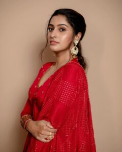 Tanya Ravichandran Instagram - There is a shade of Red for every woman ❤️

Shot by : @kiransaphotography 
Outfit and styling : @studio149
Jewellery : @mspinkpantherjewel 

@teamaimpro