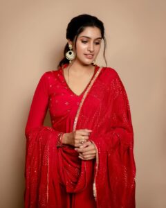 Tanya Ravichandran Instagram - There is a shade of Red for every woman ❤️

Shot by : @kiransaphotography 
Outfit and styling : @studio149
Jewellery : @mspinkpantherjewel 

@teamaimpro