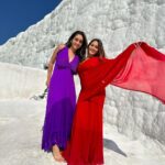 Tanya Sharma Instagram – Finally we experienced this beauty ✨ and oh boy pictures don’t do justice to it ! 
P.s – it was super sunny n crowded but we managed to do our thing as always 😂😂😂 #sharmasisters #pamukkale #antalya #turkey #travel #love #tanyasharma Pamukkale,Turkey