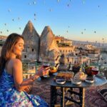 Tanya Sharma Instagram – My view is better than yours ☺️ 
#cappadocia #reels #reelkarofeelkaro #reelitfeelit #travelreels #hotairballoon #turkey #tanyasharma