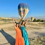 Tanya Sharma Instagram - Magical ✨is The word ! Our first ever hot air balloon experience was extraordinary thankyouu @sultan_cave_suites @kelebektravel P.s - don’t forget to see the last slide ( it’s 5am makeup ) 🥹 #turkey #travel #hotairballoon #sultancavesuites #love #tanyasharma Cappadocia, Turkey