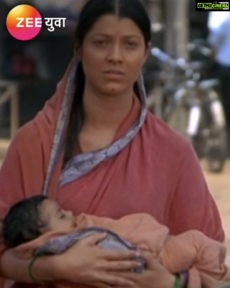 Tejaswini Pandit Instagram - जेव्हा समाजाच्या भीतीपायी आईचं पोटच्या लेकीला सारते दूर.. हा हृदयद्रावक प्रसंग आवडल्यास इतरांसोबत नक्की शेअर करा. #ZeeYuva #MeeSindhutaiSapkal #SindhutaiSapkal #MovieScene