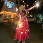 Tejaswini Pandit Instagram – आभाळगत माया तुझी आम्हावर राहूदे !! 
सर्वांना दीपावलीच्या शुभेच्छा 🪔✨

#diwali2023 #mypeople #familytime