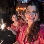 Tejaswini Pandit Instagram – आभाळगत माया तुझी आम्हावर राहूदे !! 
सर्वांना दीपावलीच्या शुभेच्छा 🪔✨

#diwali2023 #mypeople #familytime