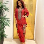 Tisca Chopra Instagram - How we did #diwali with my work fam .. At @stage5production and the OG @manishmalhotra05 .. And the blazing forces of @malhotra_dinesh @om_sunny_bhambhani @tanaymalhotra01 #louisebannerjee In frame @meetmshah #ianuranja @karanlalitbutani @surryamenen Thank you for the images 📸 @ziyuscontractor @tanaymalhotra01 Here’s to an illuminated Diwali with your families both at work and home ✨ Wearing the most delicious @aseemkapoor_official ♥️ #trainfromchhapraula #newbeginnings #cinema #film #writer #director #new #wip Bandra