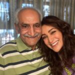 Tisca Chopra Instagram - बाप का हाथ सर पर रहे.. और क्या चाहिए? Blessed to have so many fathers in our life .. #fathersday #fathers #fathersanddaughters #lafamilia #sanju #dad #papa #mstara #blessed #gratitude