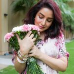 Tisca Chopra Instagram - Sending happy vibes .. have a lovely day my lobsters.. 👗 @gazalguptacouture 📸 @manualpixels #happy #goodvibes #midweek #wednesday #flowers #foryou #fashion #style #transitionreels #reels #reelsinstagram #reelsheel