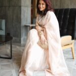 Tisca Chopra Instagram - The joy of a pearl encrusted blush saree .. 🥻 @gazalguptacouture 👜 @dhaagalife_sg 💍 @curiocottagejewelry 📸 @manualpixels #saree #sareelove #pearls #girlsinpearls #indianwear #indiangirls #indiangirlthings #desi #desigirl #style #fashion #event