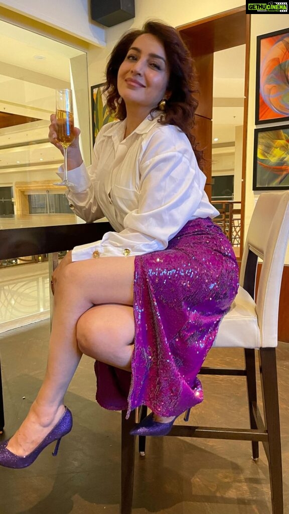 Tisca Chopra Instagram - Saturday .. after a week hard at work, and another few coming.. am making the most of it.. you my lobsters? And thank you @jwmarriottjuhu for the insane pampering 🥂 #saturday #weekend #chill #metime #hospitality #hotel #reels