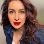 Tisca Chopra Instagram - Yeh Laal rang, kab mujhe chodega? Never, I hope .. love me a red lip and could hear mad chatter about the @maybelline_ind #vinylink longwear lipstick I had to try it for myself .. Happy to report, it did stay forever and didn’t get on my teeth or clothes .. yes I do that all the time 🤷🏻‍♀️ Am getting myself a few more colors in the #vinylink .. The lip oil I used is @charlottetilbury .. #makeup #new #redlips #lipstick #vinyl #maybelline #reel